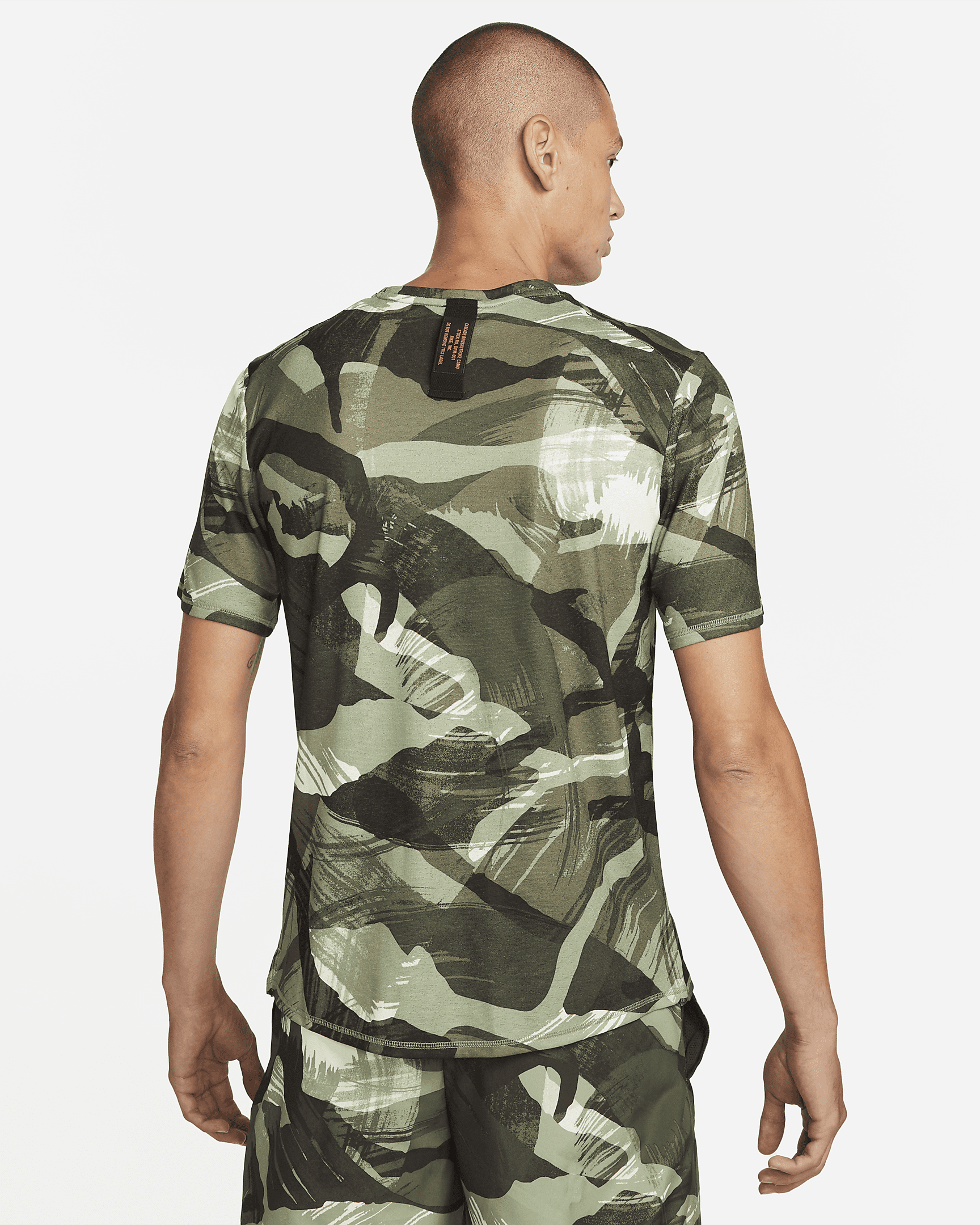 NIKE DRI-FIT MILER
KAMUFLYAJ PRINTLI QISAQOL KIŞI QAÇIŞ KÖYNƏYI