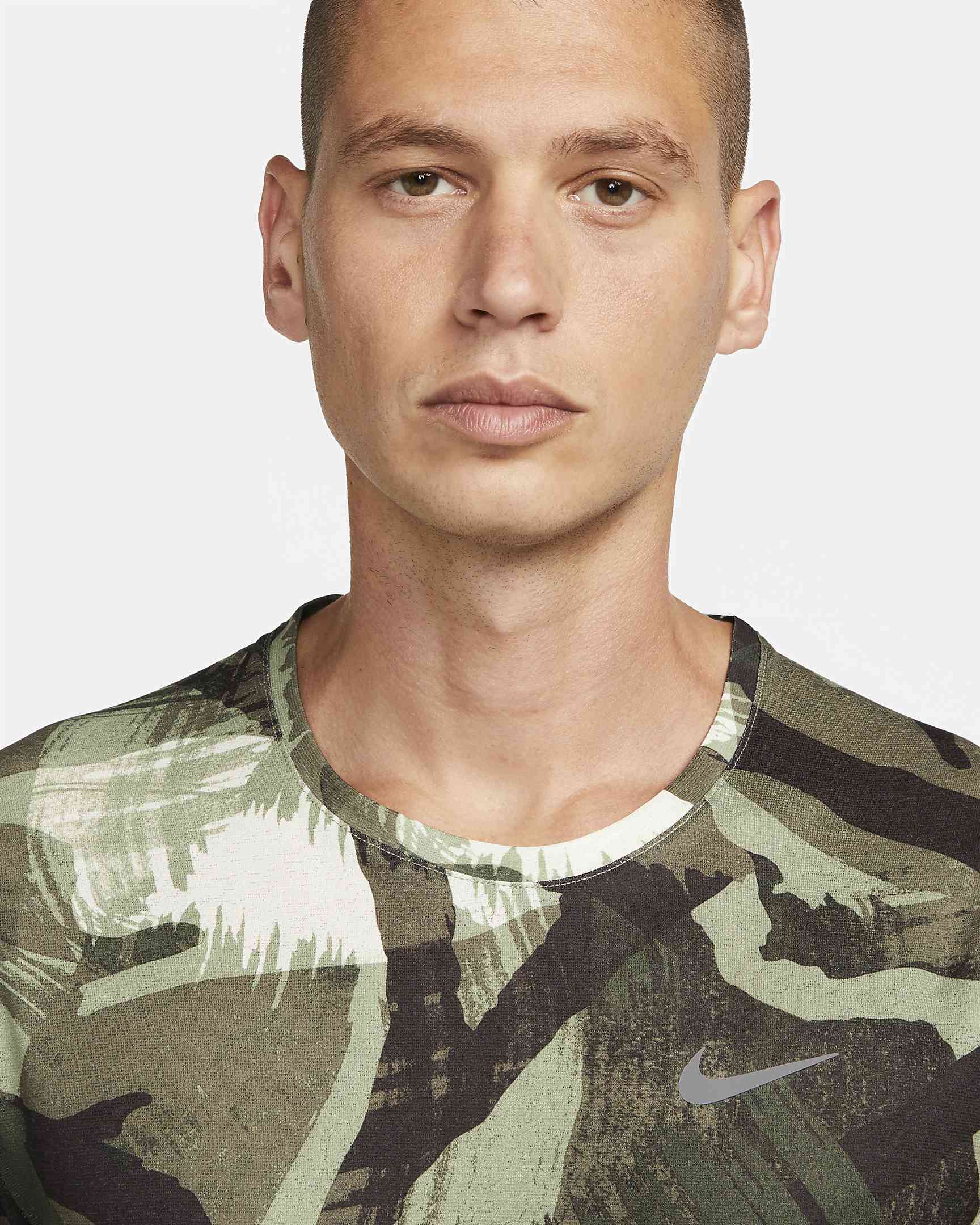 NIKE DRI-FIT MILER
KAMUFLYAJ PRINTLI QISAQOL KIŞI QAÇIŞ KÖYNƏYI