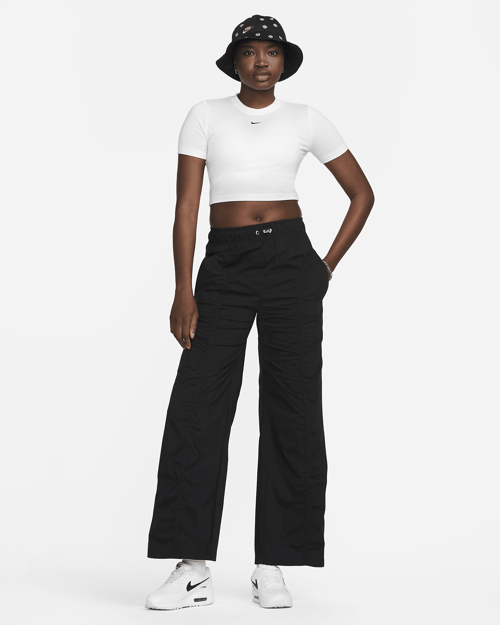 NIKE SPORTSWEAR ESSENTIAL
QISAQOL QISA BIÇIMLI QADIN KÖYNƏYI