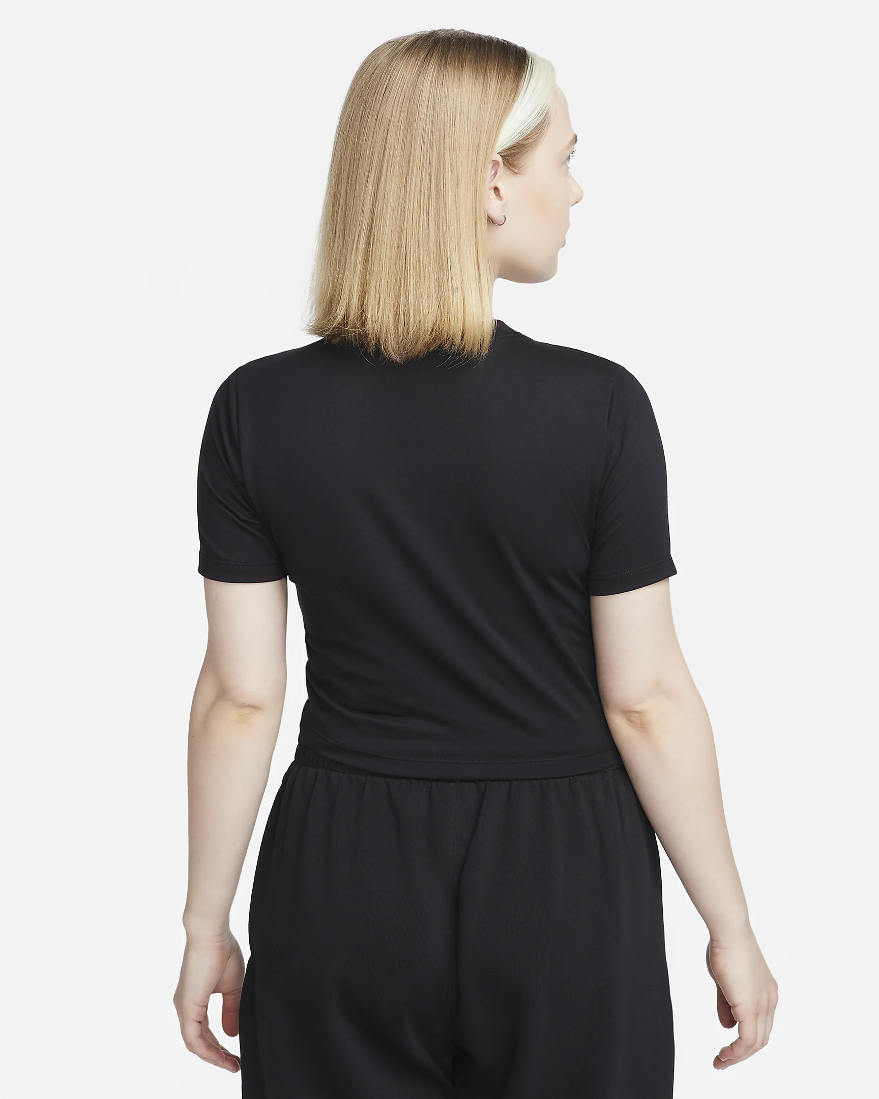 NIKE SPORTSWEAR ESSENTIAL
WOMEN'S SLIM-FIT CROP T-SHIRT