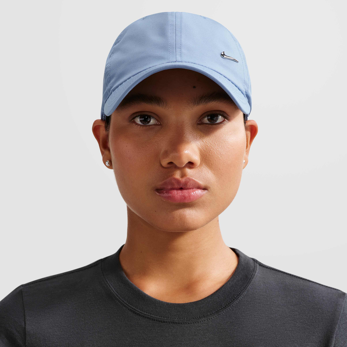 Nike Dri-FIT Club Unstructured Metal Swoosh Kepka