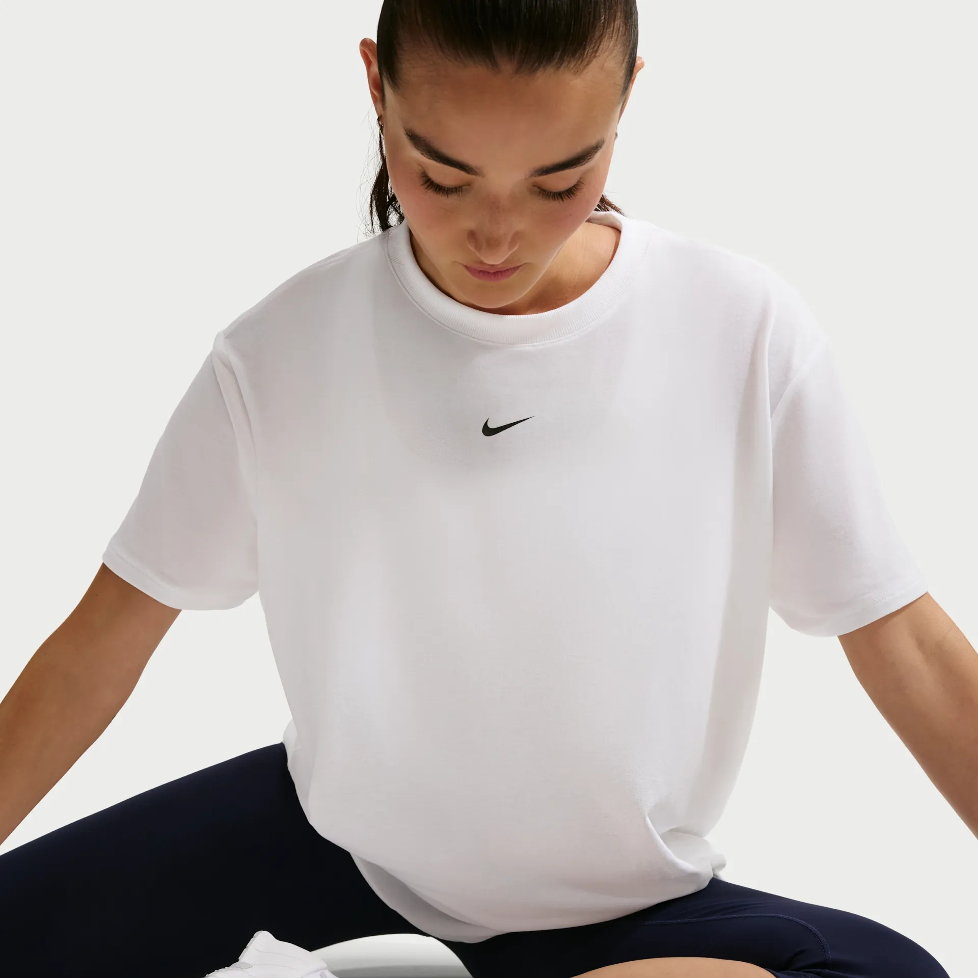 Nike One Relaxed Dri-FIT Qadınlar üçün qısaqol köynək